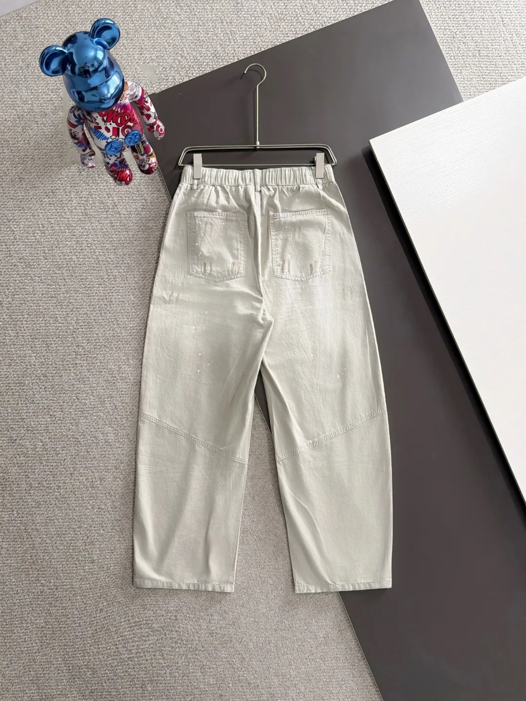 Next day shipment P195 Balenciaga High Quality 2026 Autumn and Winter New Arrival elastic band casual pants, counter-customized fabrics, Breathable, high comfort, impeccable details, brand element design concept, reflecting high quality. It feels delicate and soft! It presents a casual cut and the upper body shape is great! Sizes:S-3XL